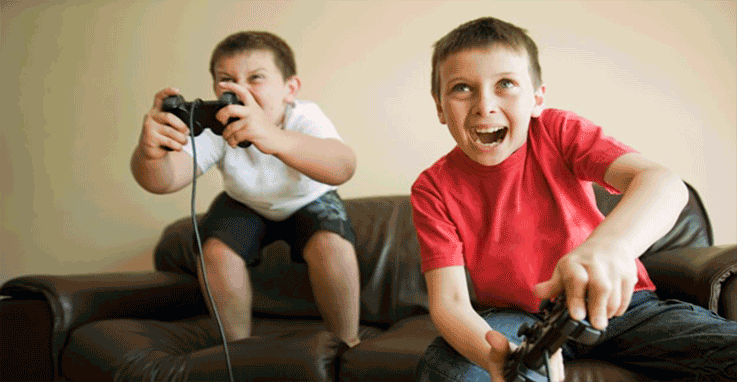 Niños jugando videojuegos y dañan el televisor