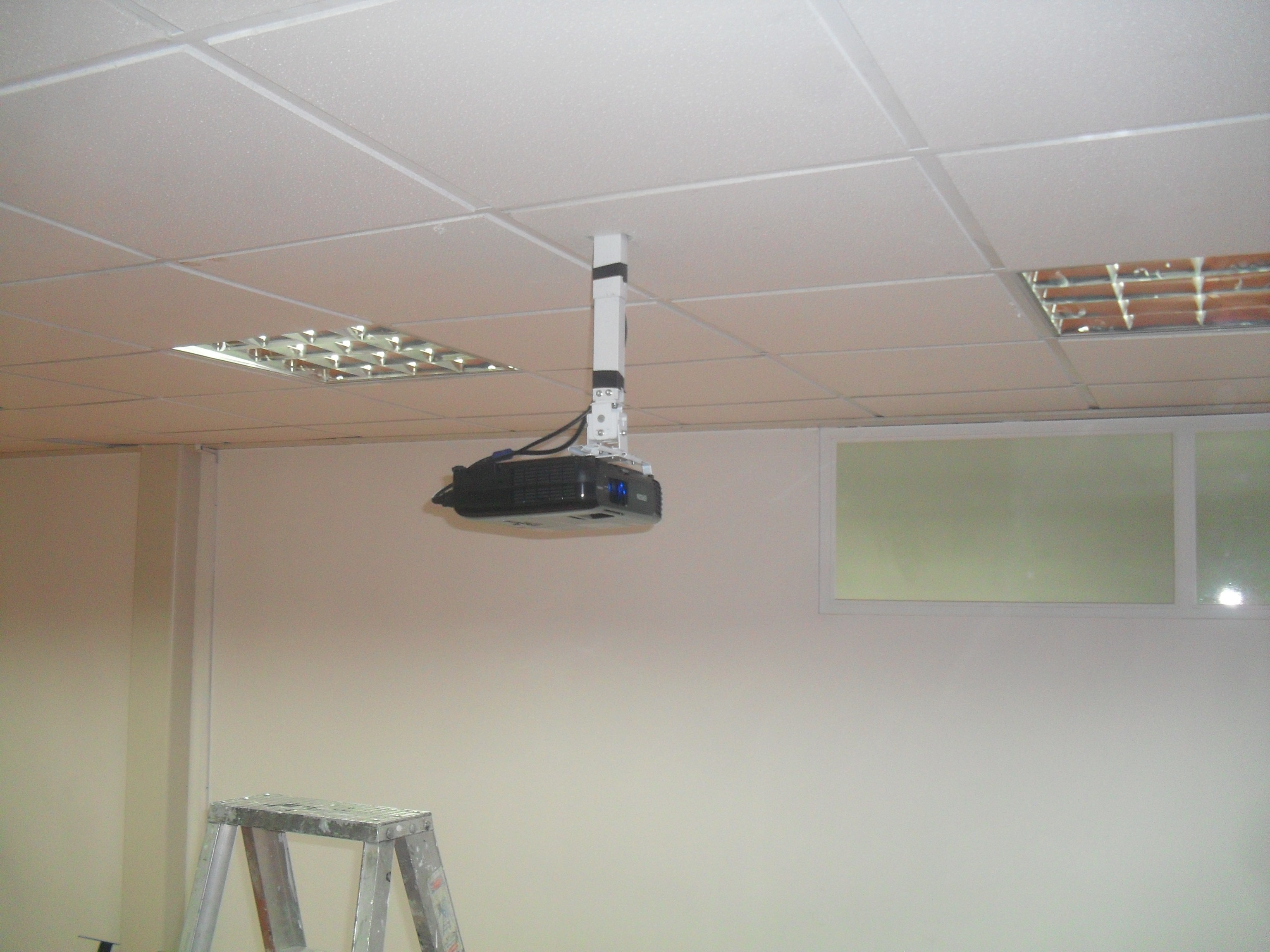 Montaje de video-beam en el techo